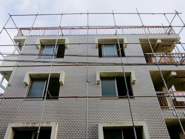 解体工事における足場の役割について