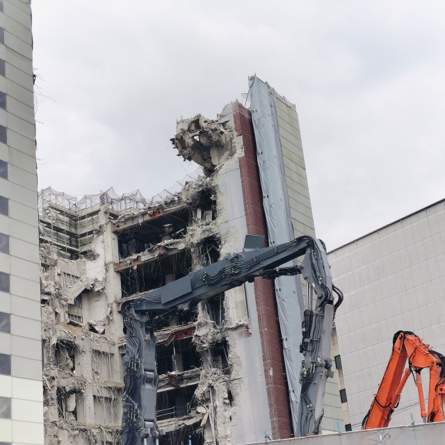 高層ビル解体で採用される特殊工法